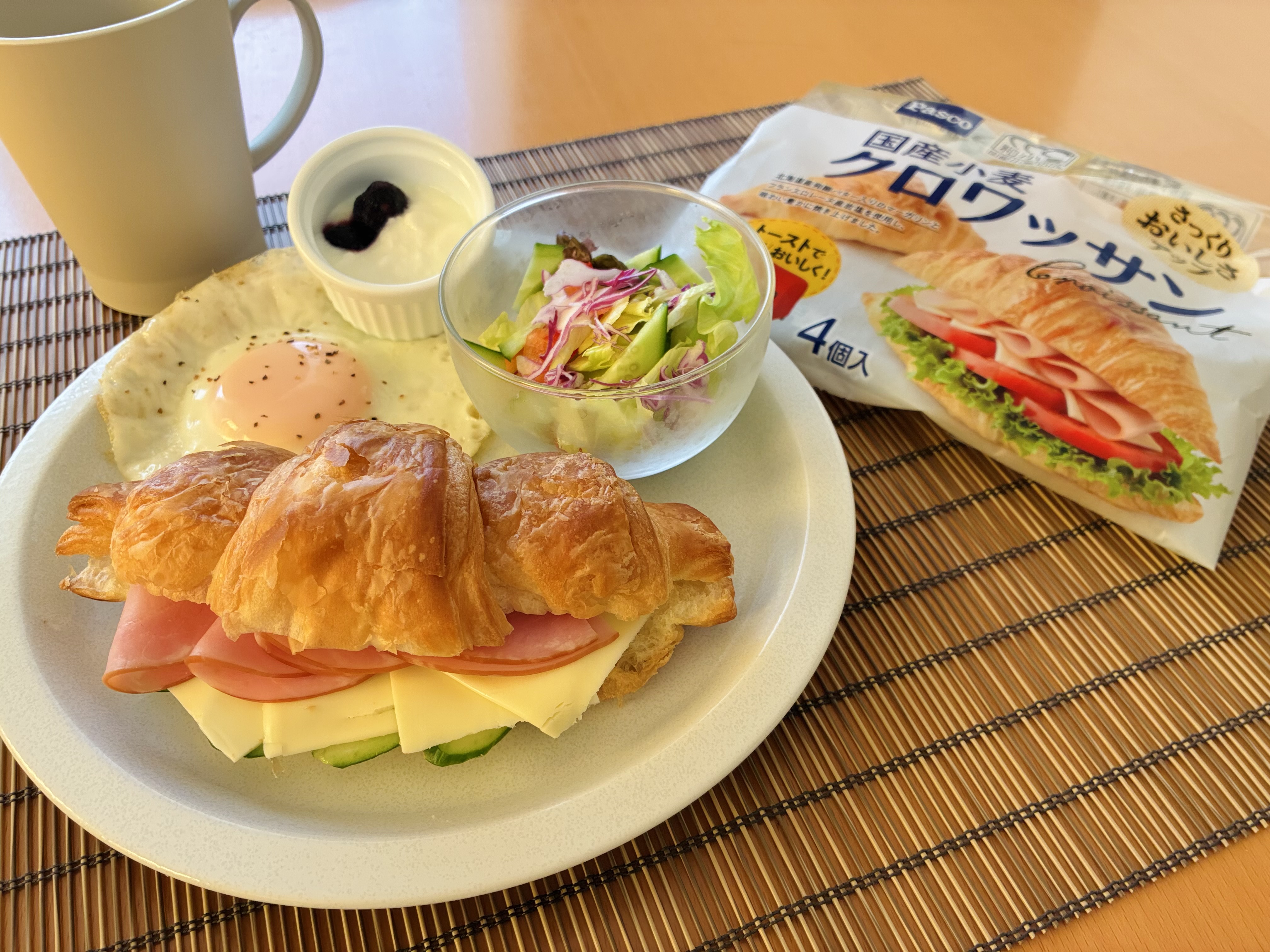 朝食にクロワッサンサンド
