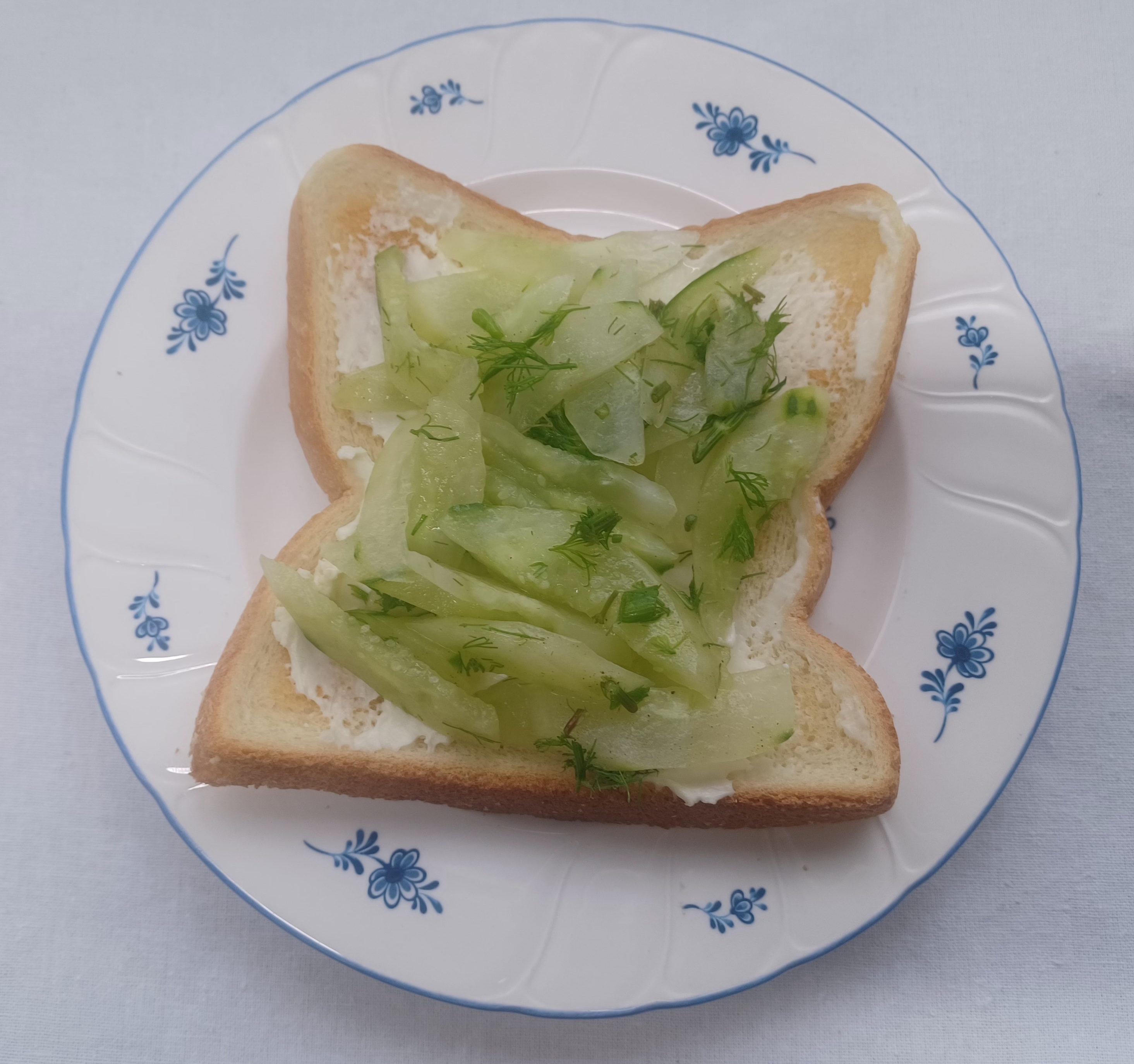 きゅうりとディルのサラダのせトースト