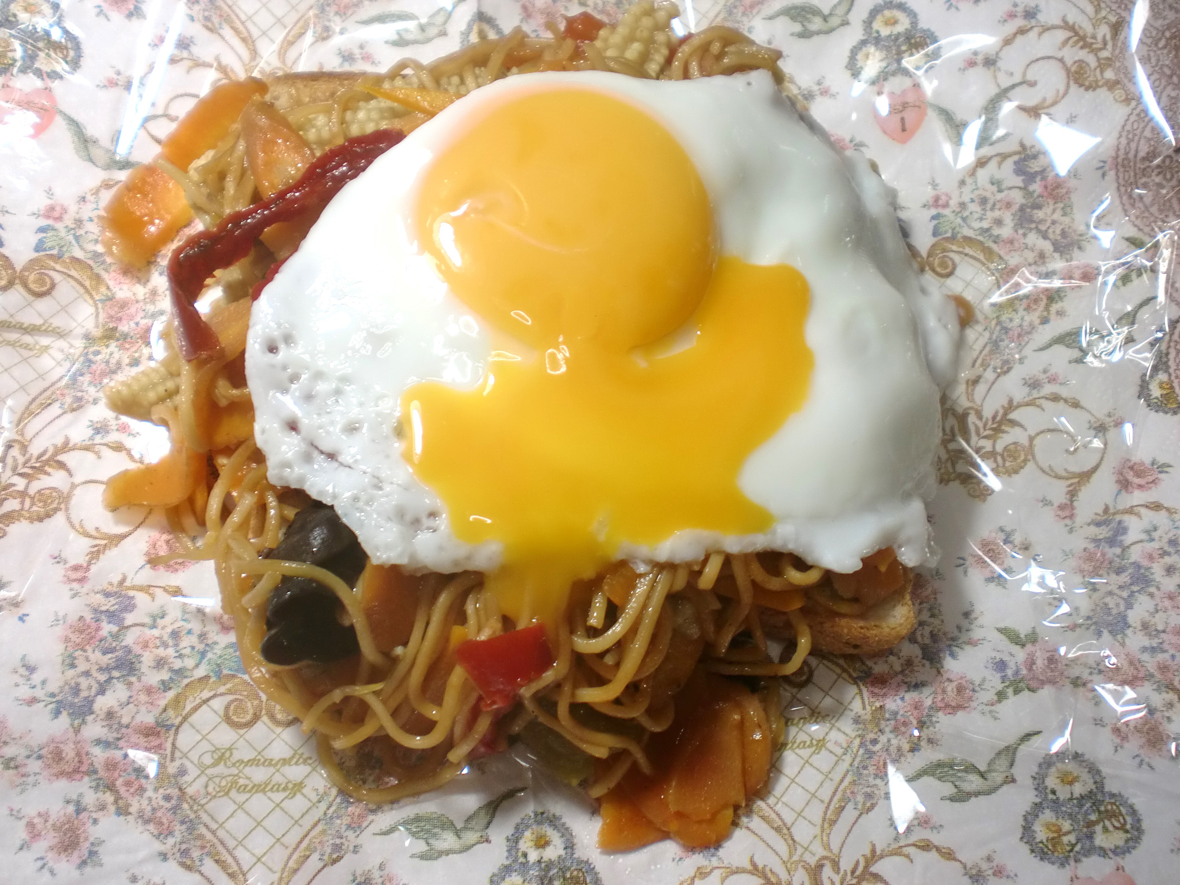 「十六穀食パン」の月見焼きそばのせ